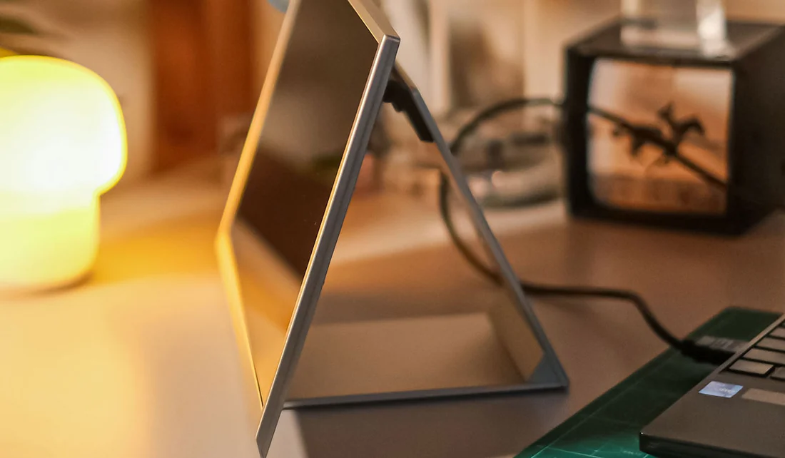 Visual for this record: A desktop light-field display trades resolution for angle