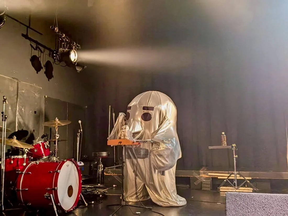 Visual for this record: A tensioned foil scaled Pepper's ghost to concert-size stages